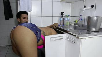 El plomero engreído metió la pipa en el culo del travieso rabetão victoria dias y mr rola
