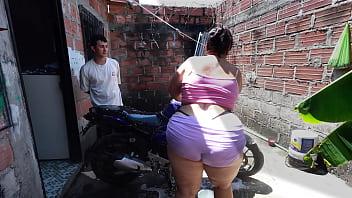 El vecino lava mi moto para despues follarme