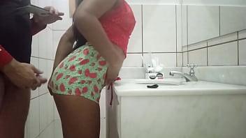 En el baño y me follé a la joven perra caliente