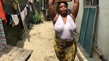 En el fuente tratando de ir a buscar agua para hacer mis tareas domésticas me encontré con mi vecina que me estaba cortejando en el recinto al ver mis grandes tetas colgando se sentió atraída y me follo al aire libre
