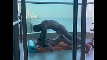 En un balcón de cartagena una joven estudiante se llena su bonito culito