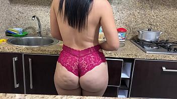 Encontre a mi madrastra cocinando en cacheteros con su enorme culo y me quede para ayudarla