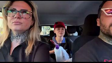 Encontré a una limpiadora de ventanas en el semáforo la llamé para que fuera actriz porno y tuviéramos sexo caliente en nuestro coche en medio de la calle la mojé por completo y manchó todo el asiento del coche