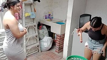 Encuentro consolador usado con semen en el cuarto de la patrona viene a buscarlo y se me insinúa me desnude y comenzó a darme lengua en el coño nos follamos delicioso