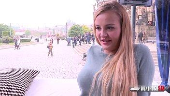 Esbelta rubia candy alexa follando por primera vez en público