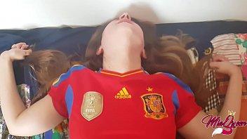 Española le ayuda a perder la virginidad a su vecino