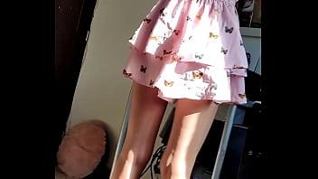 Espiando por debajo del vestido de mi hermanastra se da cuenta que la grabó y me da su culo video completo