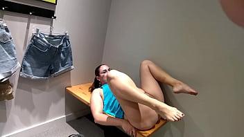 Esposa follada y creampie en el vestidor de outlet mall