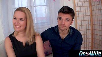 Esposa rubia es follada con su marido mirando