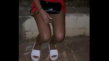 Estaba en la calle me encontré a una mujer peleando con su novio y se quitó las bragas para mostrar su coño me volví loco arreglándolo