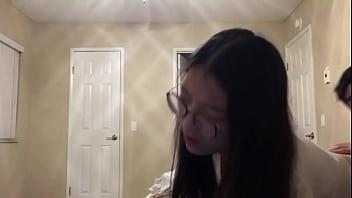 Estudiante china caliente de ucsd es follada duro y se corre en la cara durante una clase de zoom