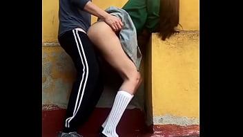 Estudiantes cogen en publico en el patio de atrás de la escuela antes de la cuarentena colegiala mexicana se come todo el semen le deja bien limpia la verga