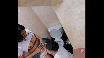 Estudiantes pillados follando duro en el baño de la escuela y el se corre en su boca increible video amateur 