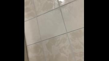 Exhibicionista de baño público