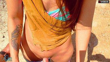 Extraño otra vez semen en mis bragas en la playa