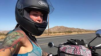 Felicity feline montando en motocicleta aprilia tuono