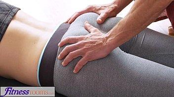 Fitnessrooms dirty profesora de yoga en una hermosa modelo de fitness