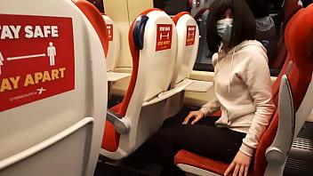 Flash de polla en público en el tren chica desconocida me masturba y me chupa hasta que me corro arriesgado real al aire libre