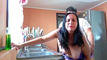 Follando a mi madrastra en la cocina en topless y gimiendo fuerte