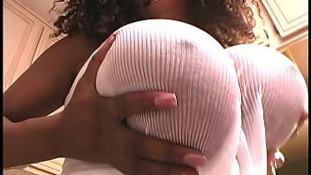 Follando a una mamá negra de grandes tetas