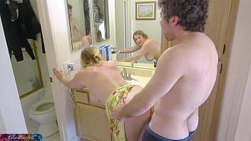 Follando con la madrastra mientras limpia el baño