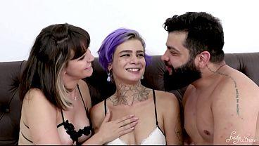 Follar el culito de mi mujer y el coño de la chica de pelo morado fue una follada sensacional