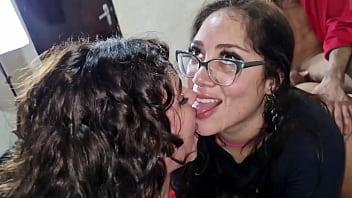 Fui a filmar a mi amiga y los cabrones me hicieron chupar y luego me metieron sus pollas