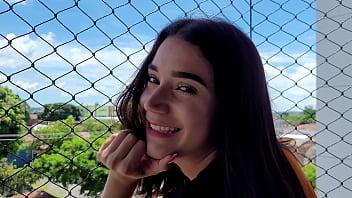 Gabbie luna entrega su coño y su culo a gente superdotada para que la follen y la llenen de semen squirteo