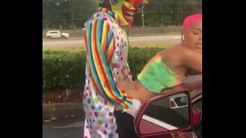 Gibby the clown se folla a jasamine banks al aire libre a plena luz del día