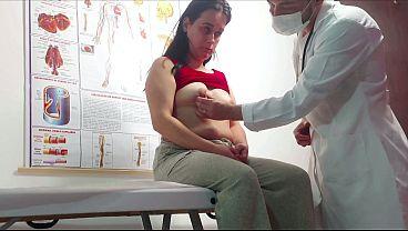 Ginecólogo mete el dedo en el ano de la paciente y se la folla