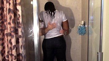 Gran botín negro moliendo una polla blanca en la ducha hasta que se corren