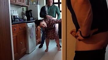 Gran trasero esposa es llenada de leche por su amante mientras el cornudo esposo mira y se masturba