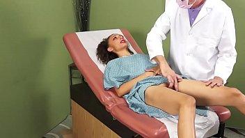 Gyno girl follada por el doctor en la clínica médica