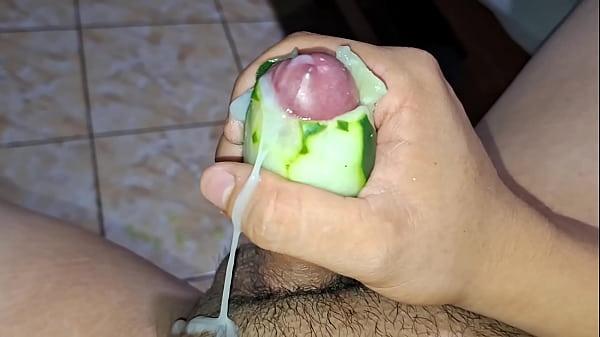 Haciéndome una paja con un pepino