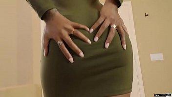 Harley dean es una deliciosa belleza de chocolate que necesita que le froten el culo y le gusten el coño