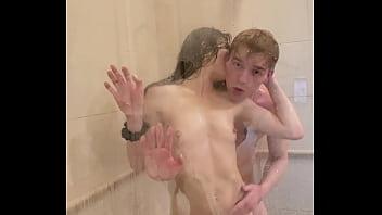 Hermosa jovencita se deja follar como un juguete en la ducha