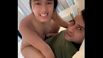 Hermosa pequeña asiática follando