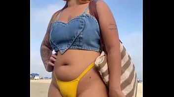 Hice que el chico se pusiera duro en la playa