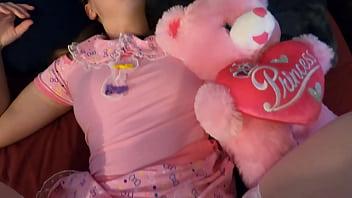 Hijastra se acuesta con papá en su cama y se la follan y se corren dentro accidentalmente