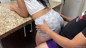 Hijastra traviesa se sienta en las piernas de su padrastro y el no puede resistir la tentacion