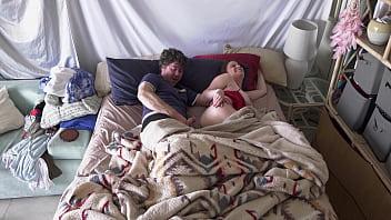 Hijastro se despierta con su madrastra en la cama y se folla por el agujero equivocado