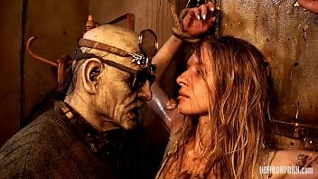Horrorporn perverso abuelo con su sucia esposa se coge a la dulce jovencita