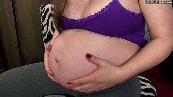 Hottie embarazada hambrienta te traga y te come toda preggo vore kinky kristi digestión fetiche