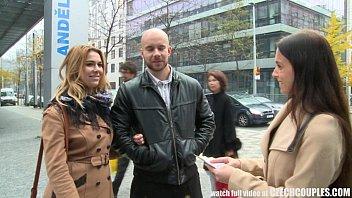 Increíble tetona y su novio obtienen dinero por sexo en público