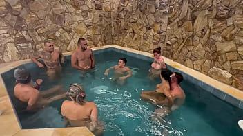 Intercambio de parejas y orgía en la piscina del motel