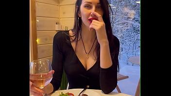 Invité a mi mamá a un restaurante y fui recompensada con sexo genial pov