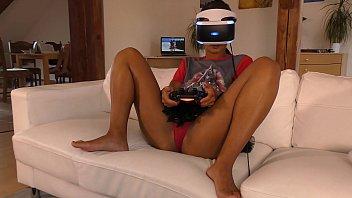 Isabel enseña su coño y culo bajo sus bragas con una camiseta y tiene un juego nuevo en su playstation vr pero necesita