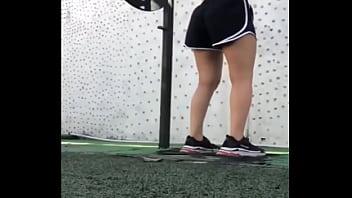 Joven del gym se queda sin cita de san valentin y me la termino cogiendo
