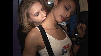 Joven rubia lesbiana se corre con los dedos chupados por el coño lindo coño negro hasta el orgasmo-pantalla ancha full hd ahora en red