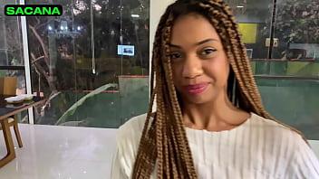 Jovencita flaca cuando lo vio no pudo resistirse